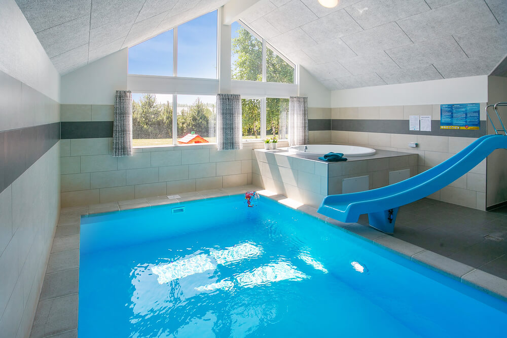 Sommerhus 413 er indrettet med en lækker poolafdeling med vandrutsjebane, dejlig stor indbygget spabad og sauna