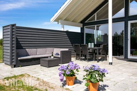 Luksushus nr. 413 har en dejlig terrasse med gode havemøbler til 20 personer.