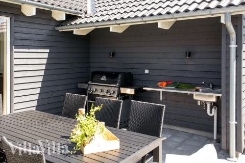 På terrassen i sommerhus nr. 413 er der plads til 20 personer.