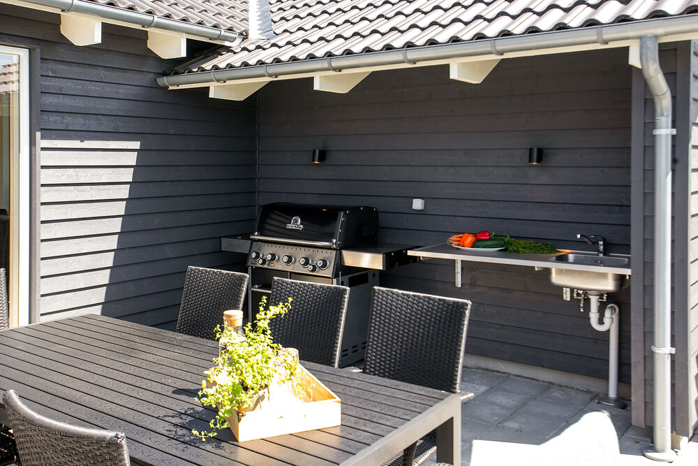 På terrassen i sommerhus nr. 413 er der plads til 20 personer.