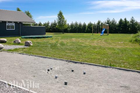 Ude-aktiviteter omkring sommerhus nr. 413.