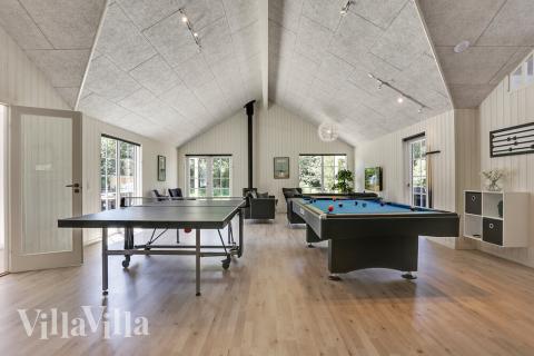 Luksushus 419 til 24 personer byder på et stort aktivitetsrum med bl.a. billard og dart