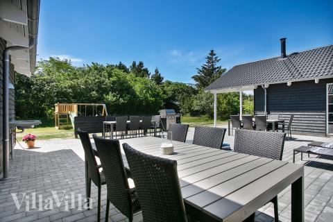 På terrassen i sommerhus nr. 419 er der plads til 24 personer.