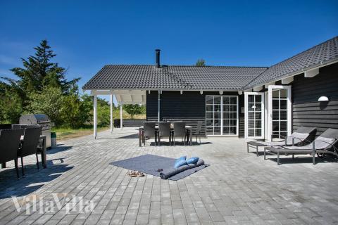 Nyd en grillaften på terrassen i luksushus nr. 419 i Vestjylland