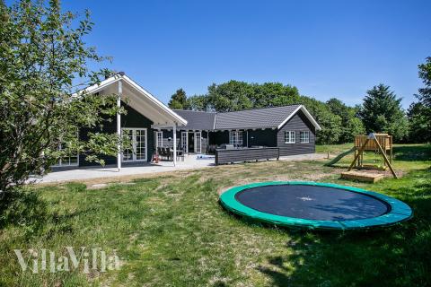 I det attraktive aktivitesrum i luksushus nr. 419 i Vestjylland  er der masser af udendørs aktiviteter, f.eks. legetårn og gynge