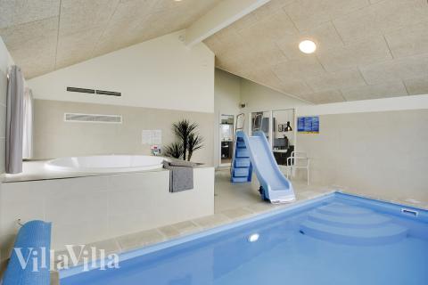 Den lækre pool i luksushuse nr. 418 til 14 personer