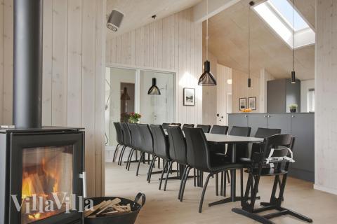 I kan sagtens side 14 personer sammen i sommerhusets opholdsrum, når I besøger luksushus 418 i Fyn og øer.