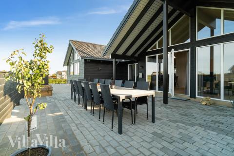 Nyd en grillaften på terrassen i luksushus nr. 418 i Fyn og øer
