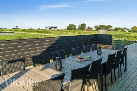 På terrassen i sommerhus nr. 418 er der plads til 14 personer.
