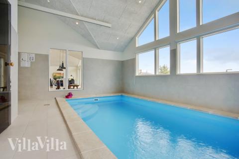 Den lækre pool i luksushuse nr. 411 til 14 personer