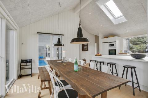 I kan sagtens side 14 personer sammen i sommerhusets opholdsrum, når I besøger luksushus 411 i Nordjylland.