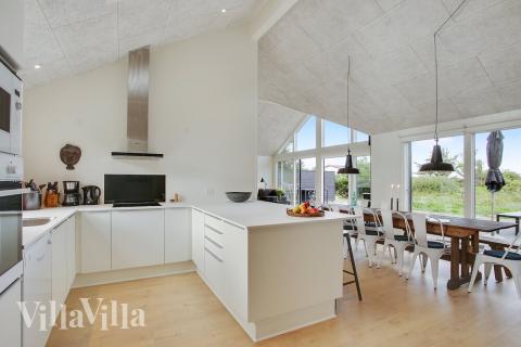 Køkkenet i luksushus nr. 411 er udstyrret, så I let kan lave mad til 14 personer.