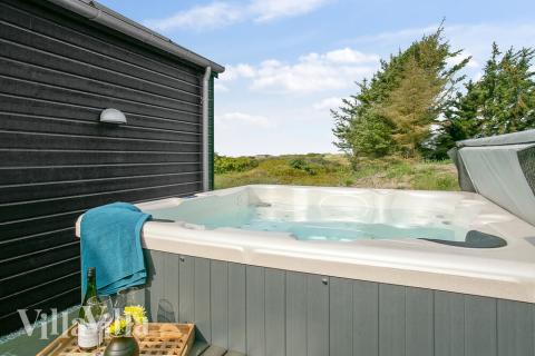 I det attraktive aktivitesrum i luksushus nr. 411 i Nordjylland  er der masser af udendørs aktiviteter, f.eks. legetårn og gynge