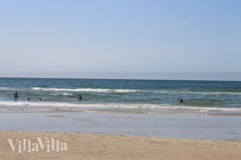 Stranden nær luksushus nr. 411 i Nordjylland indbyder til en gåtur.