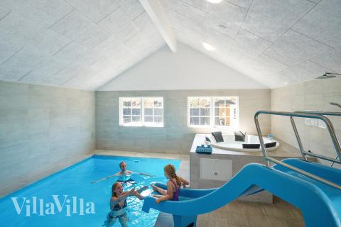 Sommerhus 412 er indrettet med en lækker poolafdeling med vandrutsjebane, dejlig stor indbygget spabad og sauna