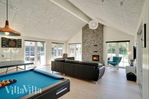 Aktivitetsrum i luksushus nr. 412 med 9 soveværelser og plads til 24 personer.