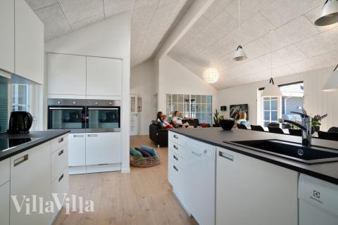 Køkkenet i luksushus nr. 412 er udstyrret, så I let kan lave mad til 24 personer.