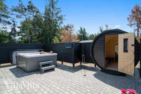 I det attraktive aktivitesrum i luksushus nr. 412 i Vestjylland  er der masser af udendørs aktiviteter, f.eks. legetårn og gynge