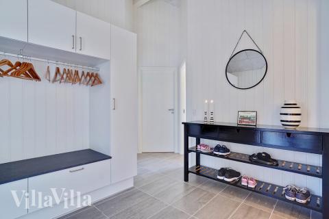 Den rummelige entre i luksushus nr. 412 i Vestjylland