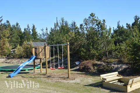 Ude-aktiviteter omkring sommerhus nr. 412.