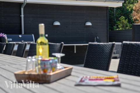 På terrassen i sommerhus nr. 412 er der plads til 24 personer.