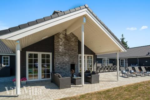 Nyd en grillaften på terrassen i luksushus nr. 412 i Vestjylland