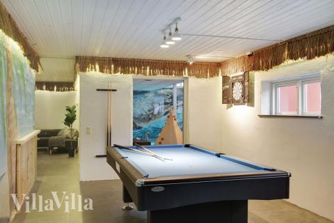 Luksushus 423 til 28 personer byder på et stort aktivitetsrum med bl.a. billard og dart