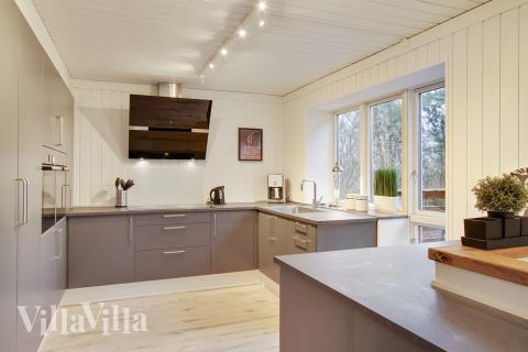 Køkkenet i luksushus nr. 423 er udstyrret, så I let kan lave mad til 28 personer.