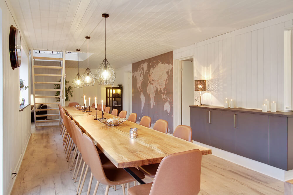 Det store lyse opholdrum i luksushus nr. 423 til 28.