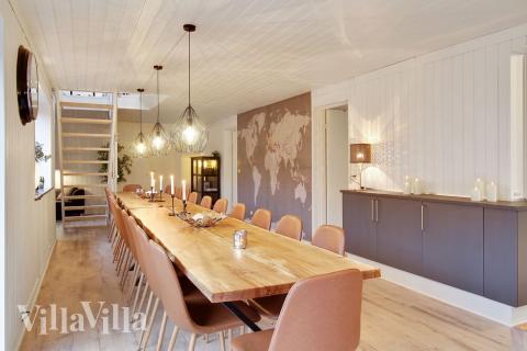 Det store lyse opholdrum i luksushus nr. 423 til 28.