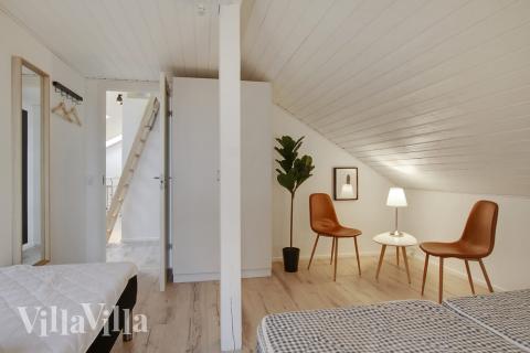 I kan sagtens side 28 personer sammen i sommerhusets opholdsrum, når I besøger luksushus 423 i Østjylland.