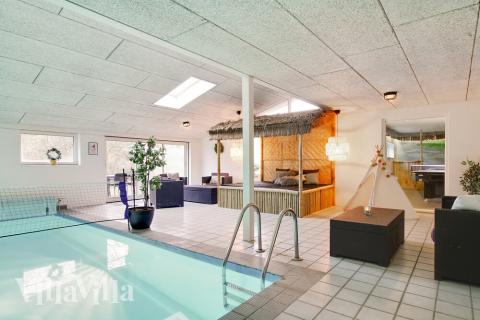 Tag en dukkert i poolen i luksushus nr. 423 i Østjylland.