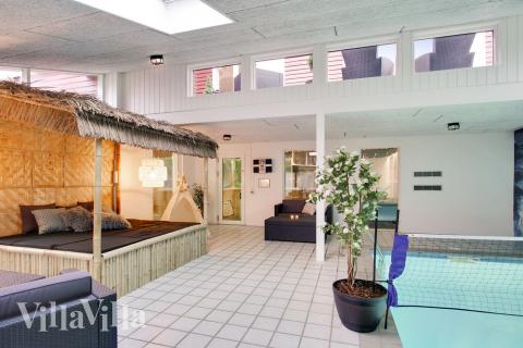 Den lækre pool i luksushuse nr. 423 til 28 personer