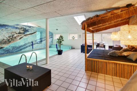 Sommerhus 423 er indrettet med en lækker poolafdeling med vandrutsjebane, dejlig stor indbygget spabad og sauna