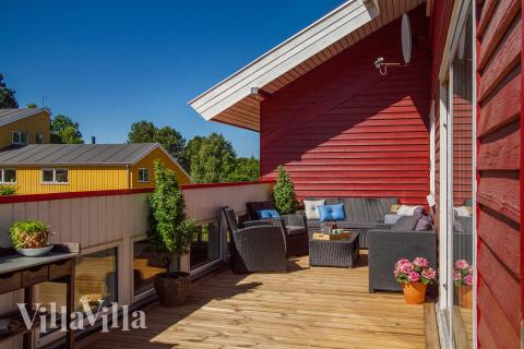 Luksushus nr. 423 har en dejlig terrasse med gode havemøbler til 28 personer.