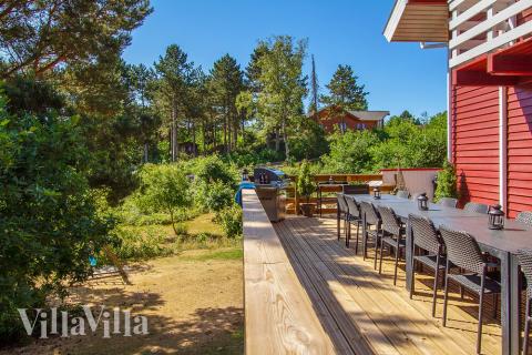 På terrassen i sommerhus nr. 423 er der plads til 28 personer.