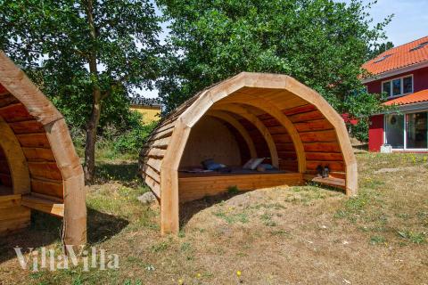 I det attraktive aktivitesrum i luksushus nr. 423 i Østjylland  er der masser af udendørs aktiviteter, f.eks. legetårn og gynge