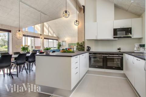 Køkkenet i luksushus nr. 421 er udstyrret, så I let kan lave mad til 16 personer.