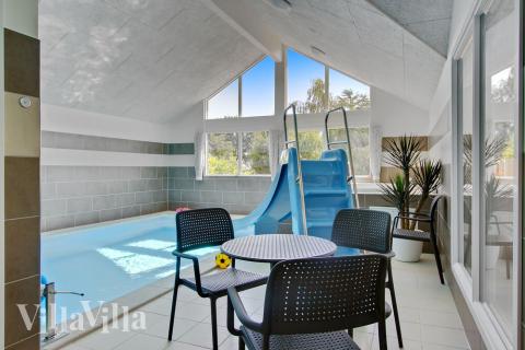 Sommerhus 421 er indrettet med en lækker poolafdeling med vandrutsjebane, dejlig stor indbygget spabad og sauna