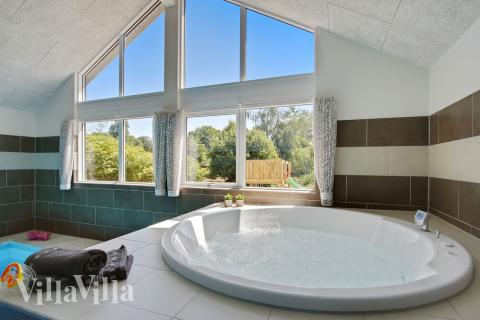 Nyd varmen i spaen i luksushus nr. 421 i Østjylland