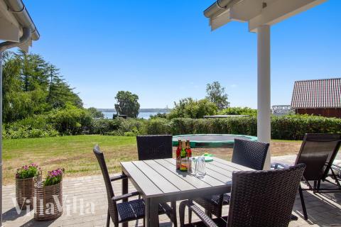 På terrassen i sommerhus nr. 421 er der plads til 16 personer.