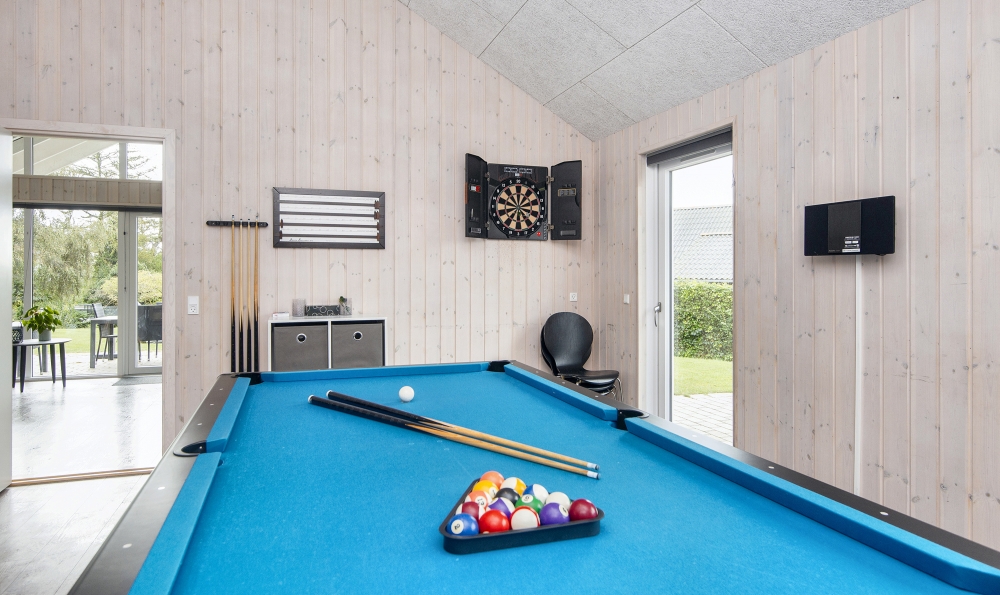 Ud over de mange timer, man kan bruge i husets pool-afdeling, så byder luksushus 421 også på billard/bordtennis og dart