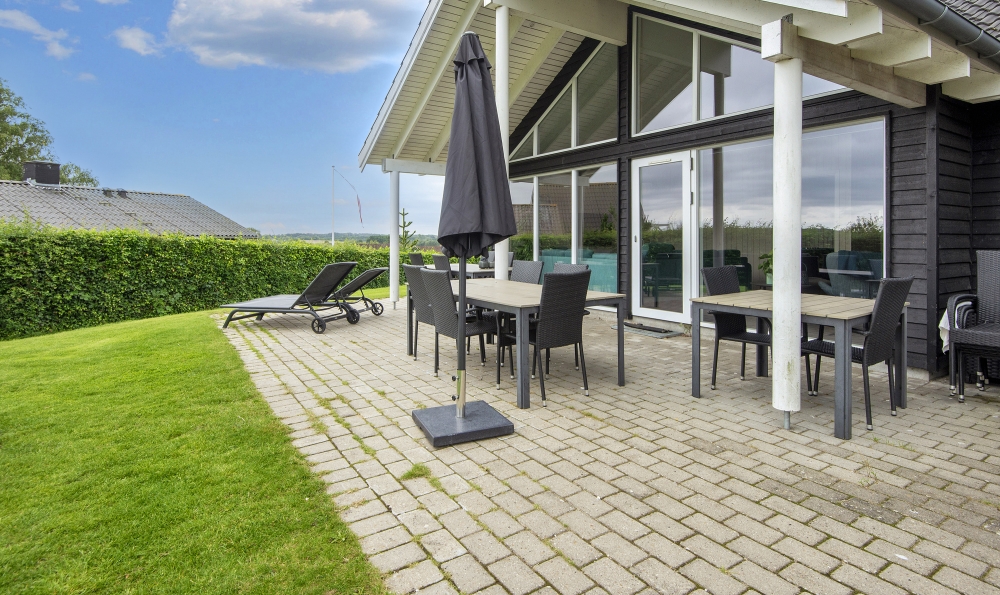 Luksushus nr. 421 har en dejlig terrasse med gode havemøbler til 16 personer.