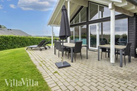 Luksushus nr. 421 har en dejlig terrasse med gode havemøbler til 16 personer.