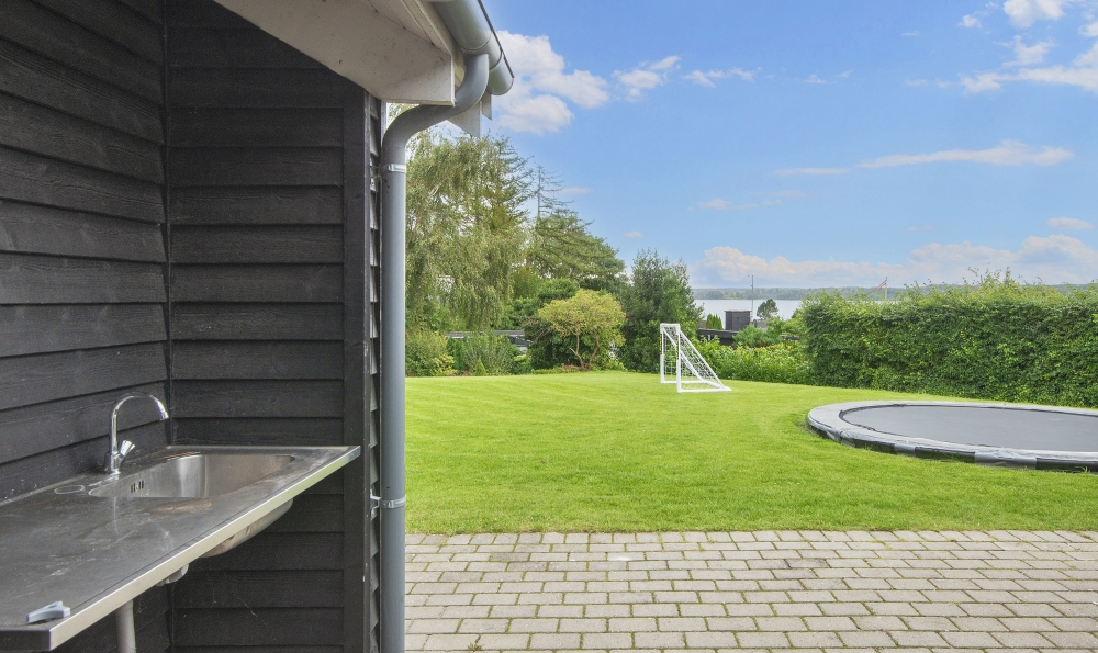 Ud over de mange timer, man kan bruge i husets pool-afdeling, så byder luksushus 421 også på mange udendørs aktiviteter