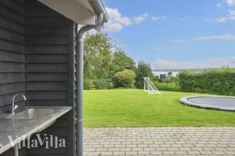 Ud over de mange timer, man kan bruge i husets pool-afdeling, så byder luksushus 421 også på mange udendørs aktiviteter