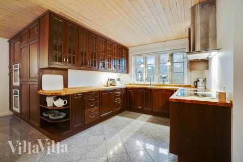 Køkkenet i luksushus nr. 414 er godt indrettet.