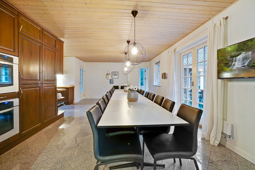 Køkkenet i luksushus nr. 414 er udstyrret, så I let kan lave mad til 22 personer.