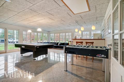 Luksushus 414 til 22 personer byder på et stort aktivitetsrum med bl.a. billard og dart