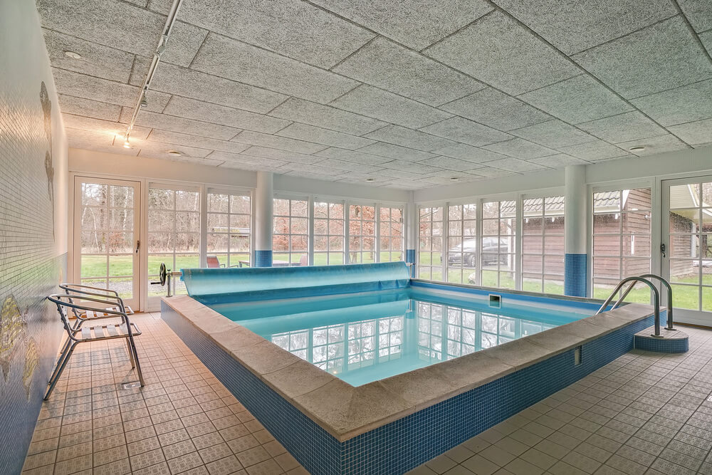 Sommerhus 414 er indrettet med en lækker poolafdeling med vandrutsjebane, dejlig stor indbygget spabad og sauna